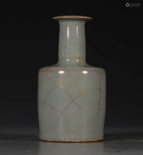 CHINESE GUAN KILN VASE