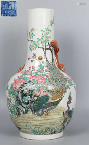 A FAMILLE ROSE GLAZE VASE WITH FLOWER&PEACOCK PATTERN