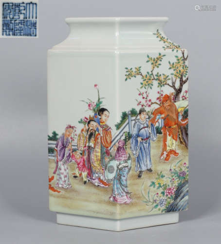A FAMILLE ROSE GLAZE SQUARE VASE WITH STORY PATTERN