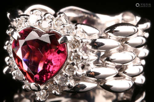 A DIAMOND AND TOURMALINE RING