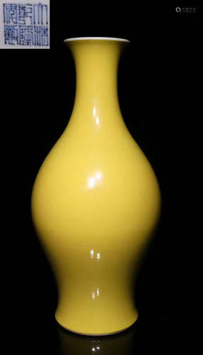 A YELLOW GLAZE VASE WITH MARK