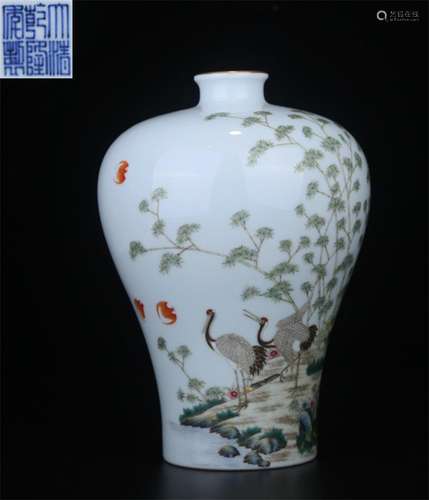 A FAMILLE ROSE GLAZE VASE PAINTED WITH CRANE