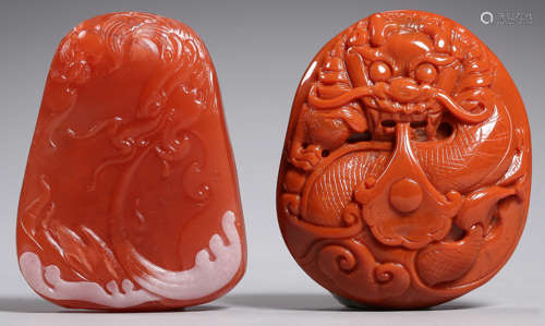 PAIR OF AGATE PENDANT CARVED WITH DRAGON