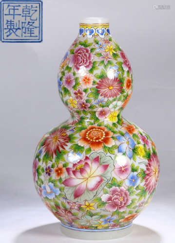 A GLASS GOURD VASE WITH FLOWER PATTERN