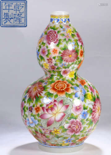 A GLASS GOURD VASE WITH FLOWER PATTERN