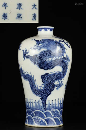 A BLUE&WHITE GLAZE VASE WITH DRAGON PATTERN