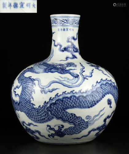 A BLUE&WHITE GLAZE VASE WITH DRAGON PATTERN