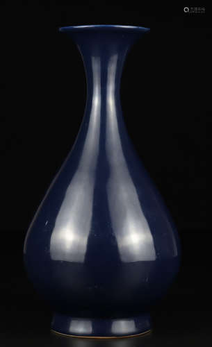 A BLUE GLAZE VASE