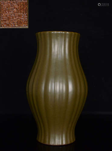 A GREEN GLAZE VASE WITH MARK