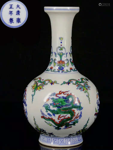 A DOUCAI GLAZE VASE WITH DRAGON PATTERN