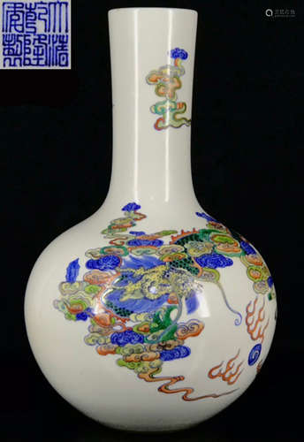 A DOUCAI GLAZE VASE WITH DRAGON PATTERN