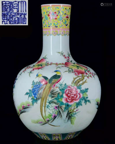 A FAMILLE ROSE GLAZE VASE WITH FLOWER PATTERN