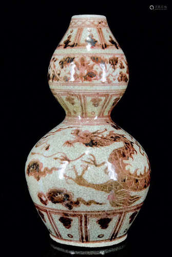 AN UNDERGLAZE RED GOURD VASE WITH DRAGON PATTERN