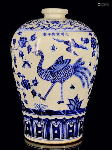 A BLUE&WHITE GLAZE VASE WITH FLOWER&PEACOCK PATTERN