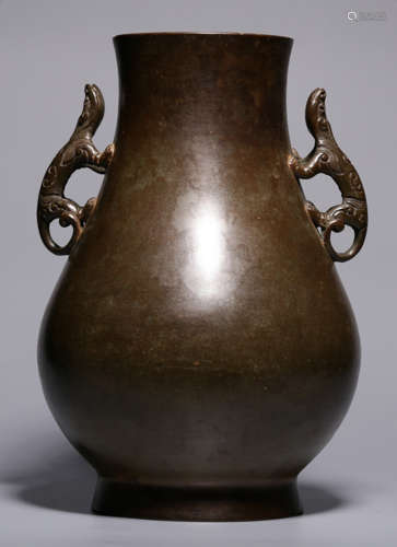 A COPPER VASE WITH BEAST EARS