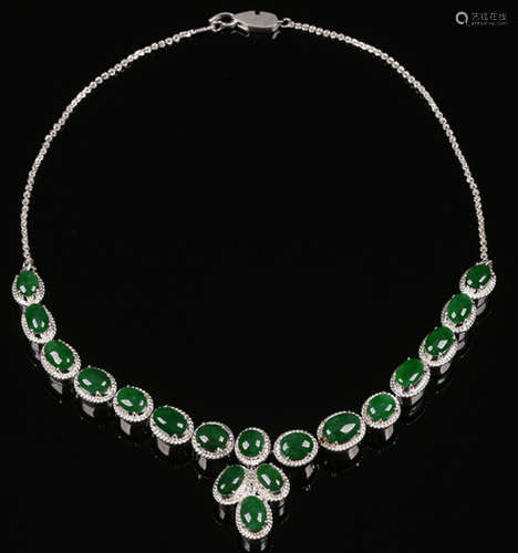 AN ICEY JADEITE AND SILVER NECKLACE