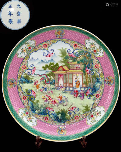 A FAMILLE ROSE GLAZE PLATE WITH FIGURE PATTERN
