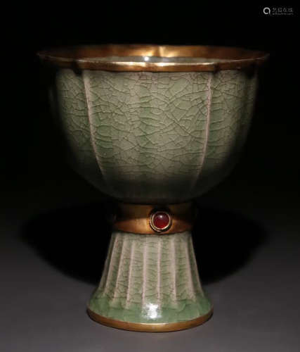 A JUNYAO GREEN GLAZE CUP EMBEDDED WITH GILT SILVER