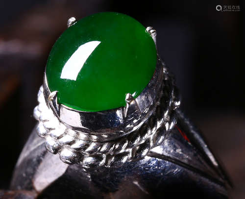 A JADEITE AND SILVER RING