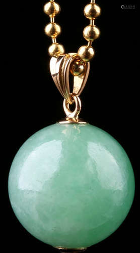 A JADEITE PENDANT WITH 18K GOLD CHAIN