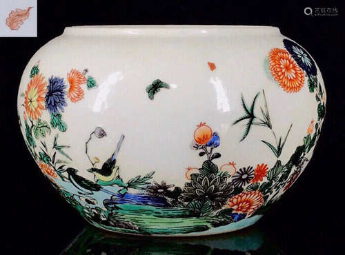 A WUCAI GLAZE BRUSH WASHER WITH FLOWER PATTERN