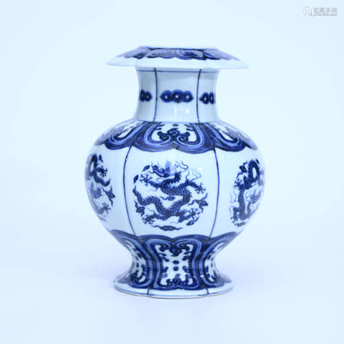 A Chinese Blue and White Dragon Pattern Porcelain Vase