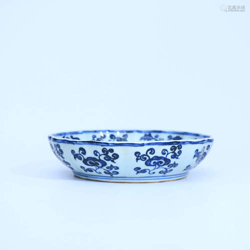 A Chinese Blue and White Floral Porcelain Plate