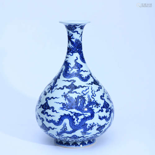 A Chinese Blue and White Dragon Pattern Porcelain Vase