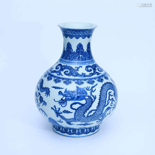 A Chinese Blue and White Dragon Pattern Porcelain Vase