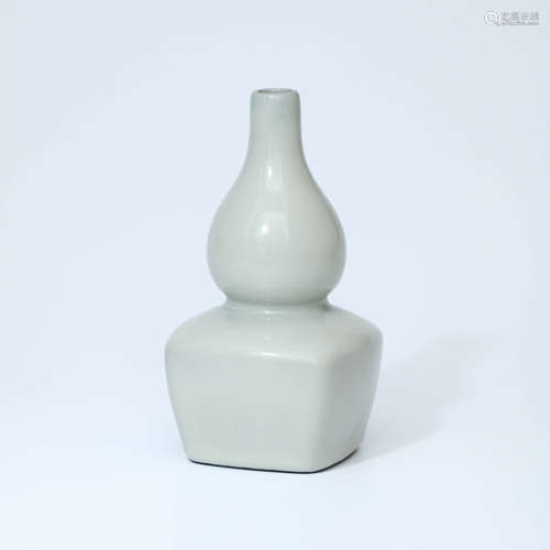 A Chinese Round Top Square Bottom Porcelain Gourd-shaped Vase