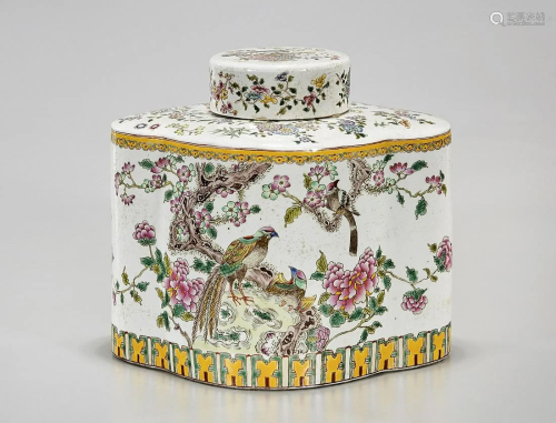Chinese Enameled Porcelain Quatrefoil Covered Vase