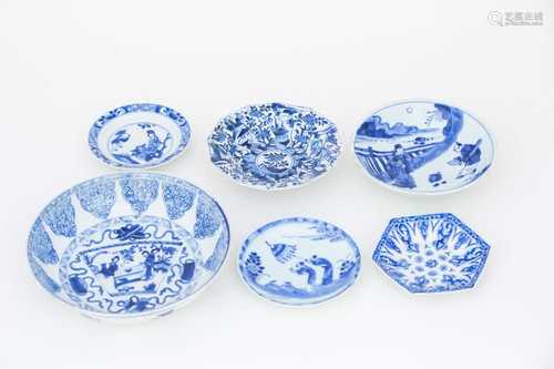 Chinese blue and white porcelain, 17th/18th century, a good small hexagonal dish with spearheads,