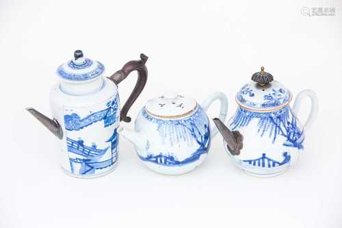 A Chinese blue & white wine pot and two teapots, Kangxi, early 18th century, the wine pot of