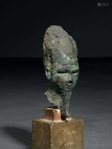 Tête d'Osiris. Bronze à patine verte et noyau de t…
