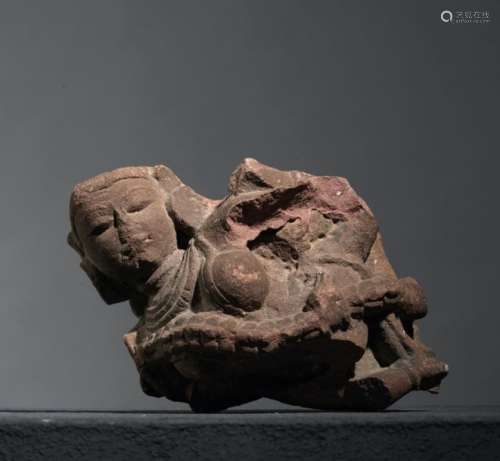 Apsara Inde, ca 10° 12° siècles Grès rose. L. 22 c…