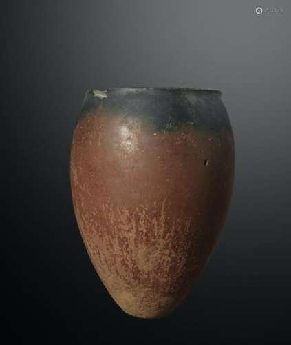 Vase ovoïde à fond pointu. Terre cuite dite «black…