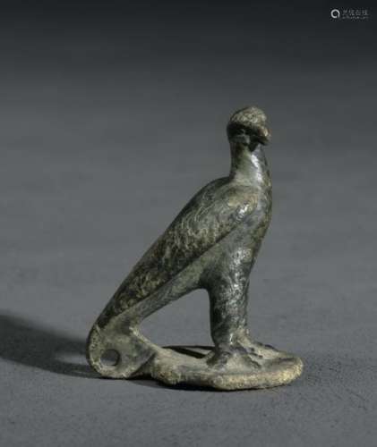 Statuette d'aigle la tête tournée à droite. Bronze…
