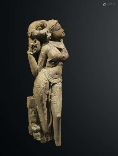 Divinité féminine Inde ca 10° 12° siècles Grès. H.…