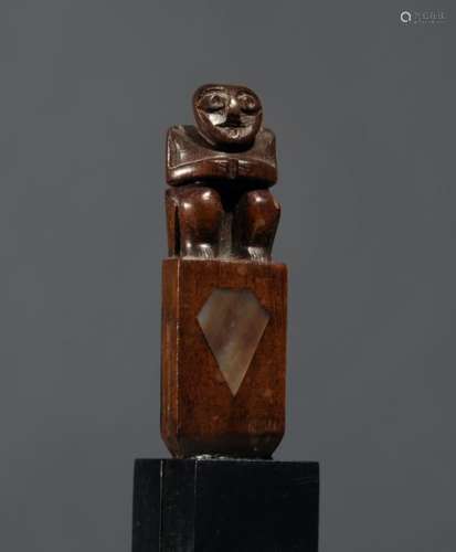 Polynésie Bois et nacre. H. 10 cm Petite sculpture…