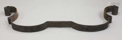 An early 20th century Arts and Crafts style wrought iron fender, in the manner of Robert Lorrimer,