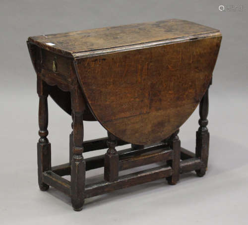 A small early 18th century oak oval gateleg table, fitted with a single drawer, height 65.5cm,