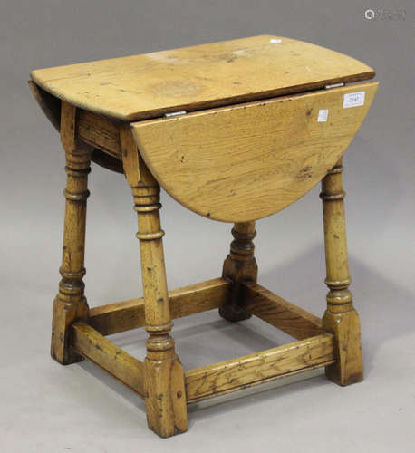 An early 20th century pale oak drop-flap occasional table, on turned and block legs, height 48cm,