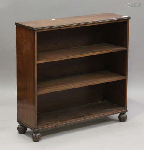 A Regency mahogany open bookcase, the reeded top above two shelves, on reeded bun feet, height 82cm,