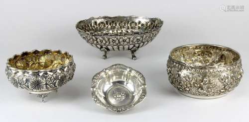 Vier Schalen aus Silber, 2. H. 20. Jh., runde (D: …