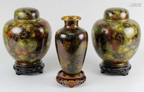 3 Cloisonné Vasen, China Mitte 20. Jh.: Paar Decke…