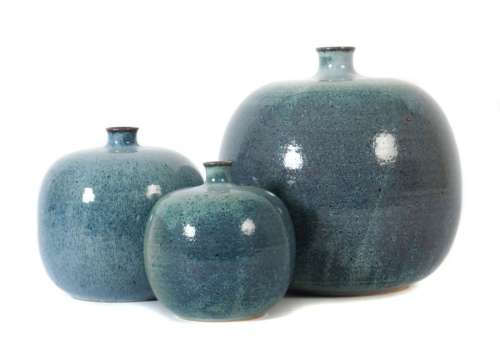 Drei Vasen Deutschland, 1970er/80er Jahre, sandfarbener Scherben, die drei bauchigen Körper