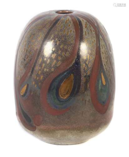 Vase Wohl 2. Hälfte 20. Jh., bräunlicher Scherben, das Dekor tropfenförmig in Rostrot, Gold, Blau