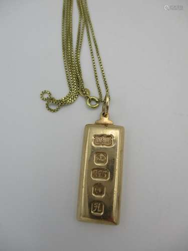 A 9ct gold ingot by DMW Birmingham 1982, 31.5g, on a 14ct gold box link necklace, 5.35g