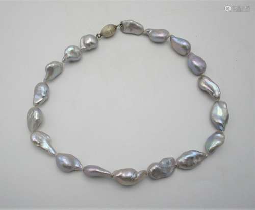 A single strand baroque pearl necklace, with a white metal magnet clasp, 41 cm long