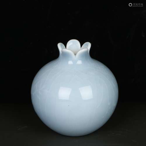 chinese pomegranate shaped porcelain pot
